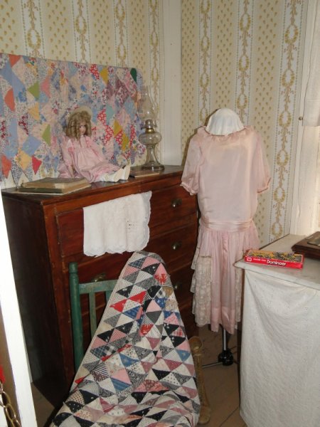 Dresser-mannequin-quilt